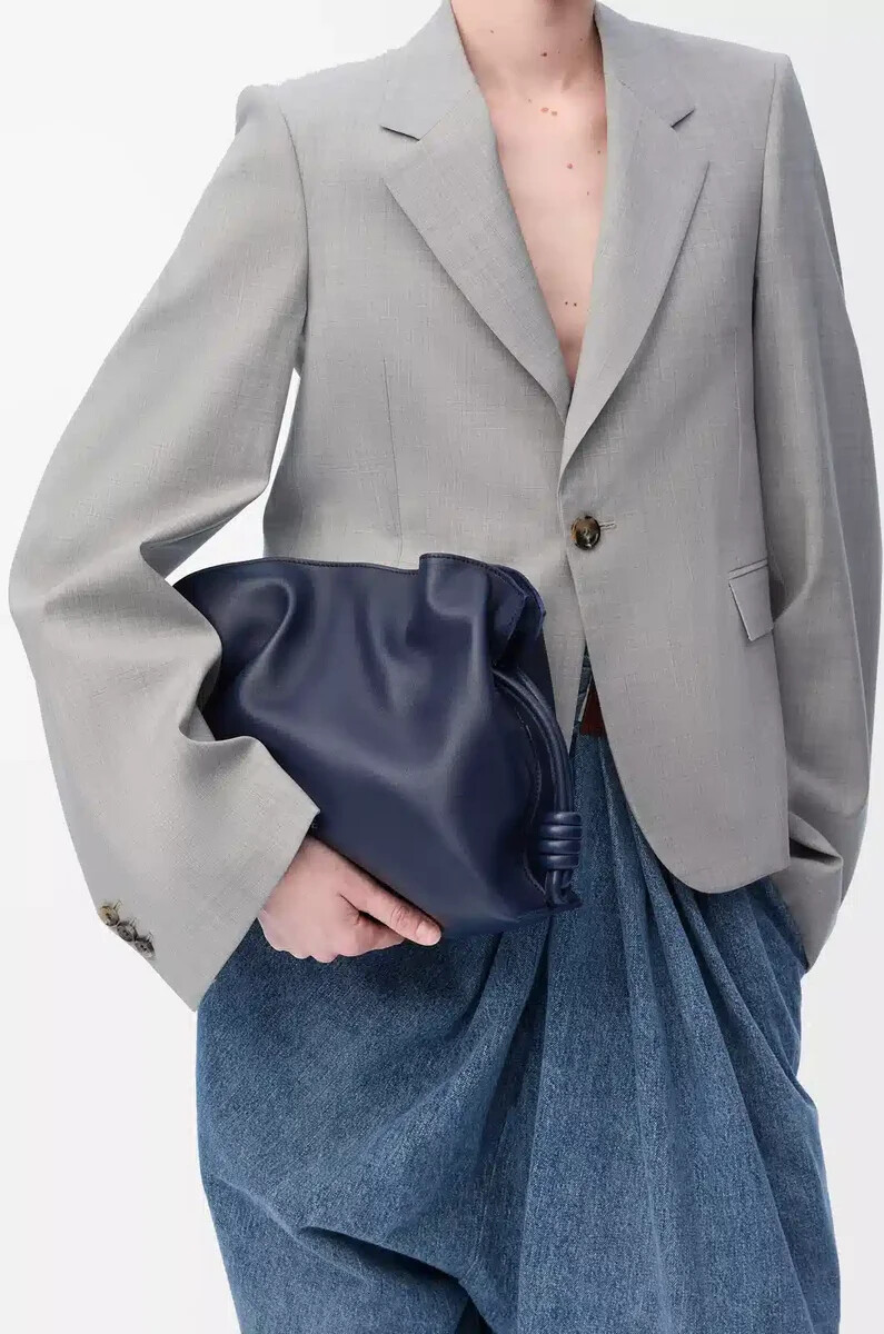 clutch flamenco mediano en piel de becerro napa azul abismo