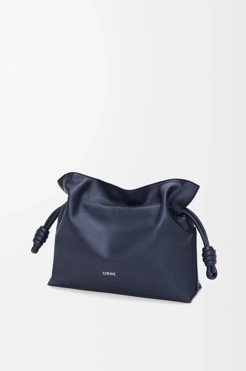 clutch flamenco mediano en piel de becerro napa azul abismo