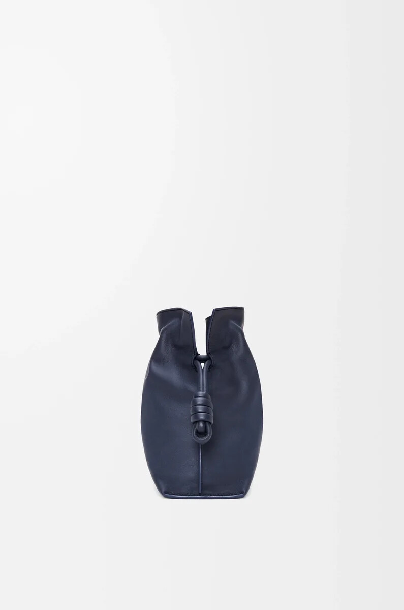 clutch flamenco mediano en piel de becerro napa azul abismo
