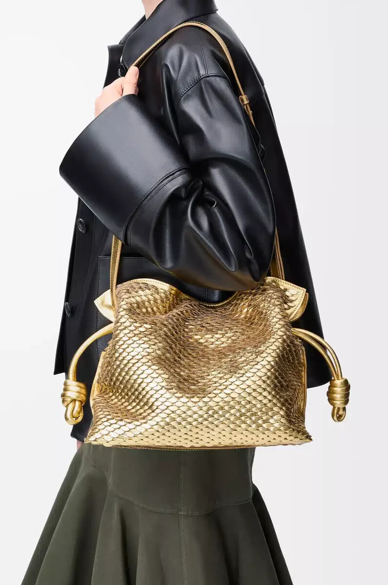 clutch flamenco mediano en piel de cordero laminada oro