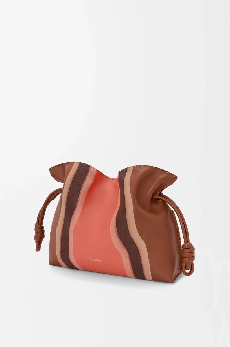 clutch mediano flamenco paisaje en napa de becerro color pecanrosa loro