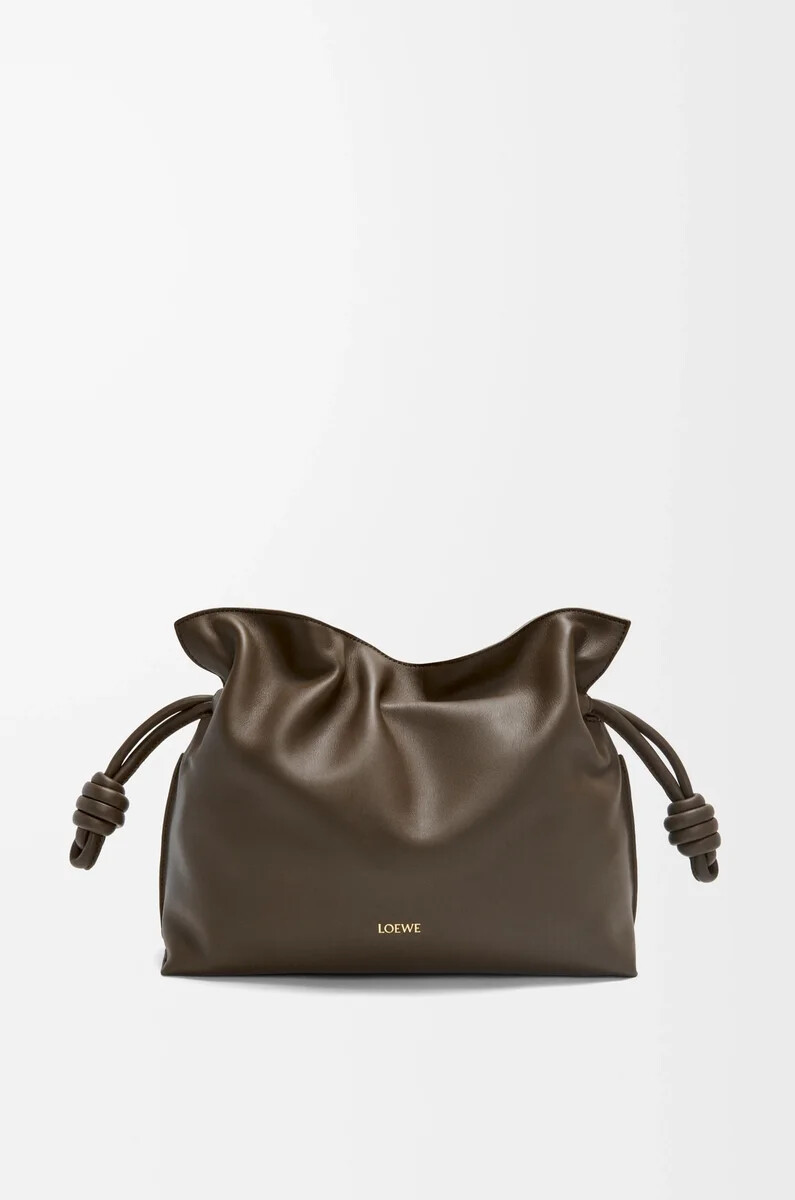 clutch mediano flamenco en piel de becerro napa chocolate