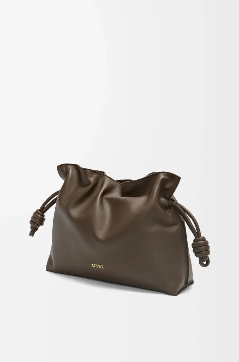 clutch mediano flamenco en piel de becerro napa chocolate