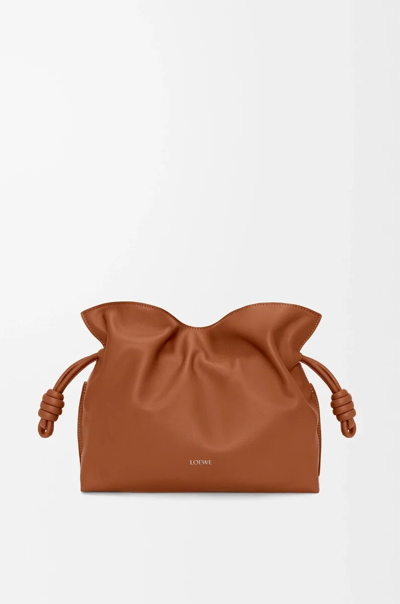 clutch mediano flamenco en piel de becerro napa ardilla