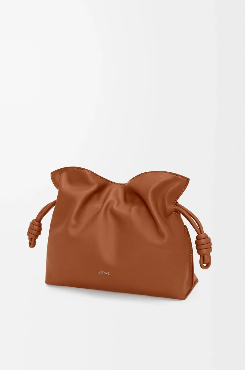 clutch mediano flamenco en piel de becerro napa ardilla