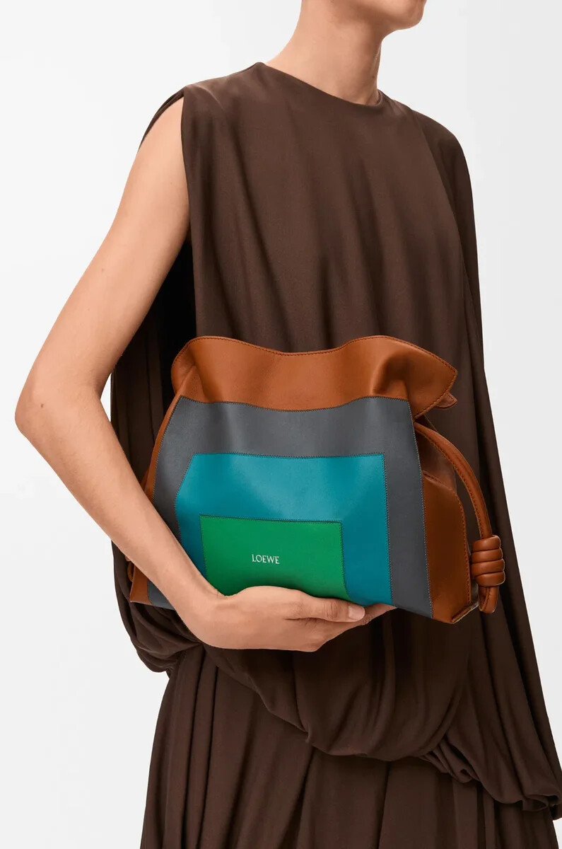 clutch mediano flamenco en napa de becerro color carameloverde brillante
