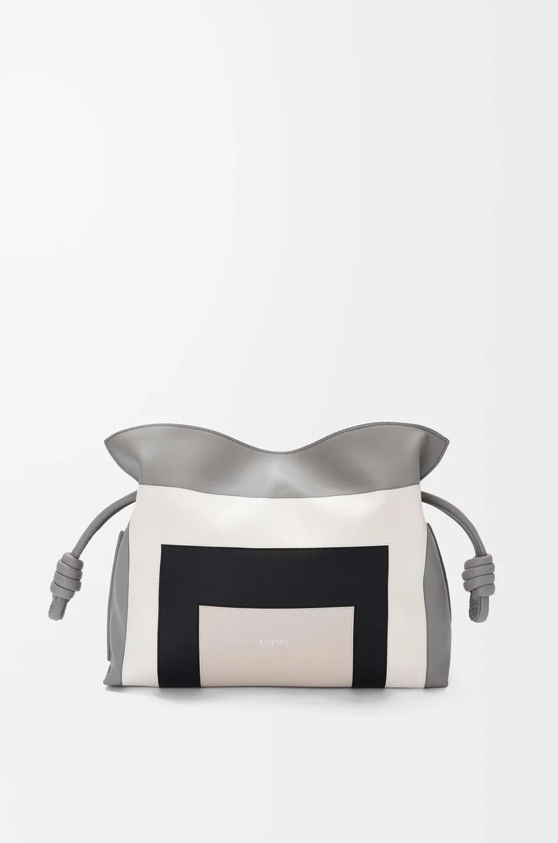 clutch mediano flamenco en piel de becerro napa grisfantasma claro