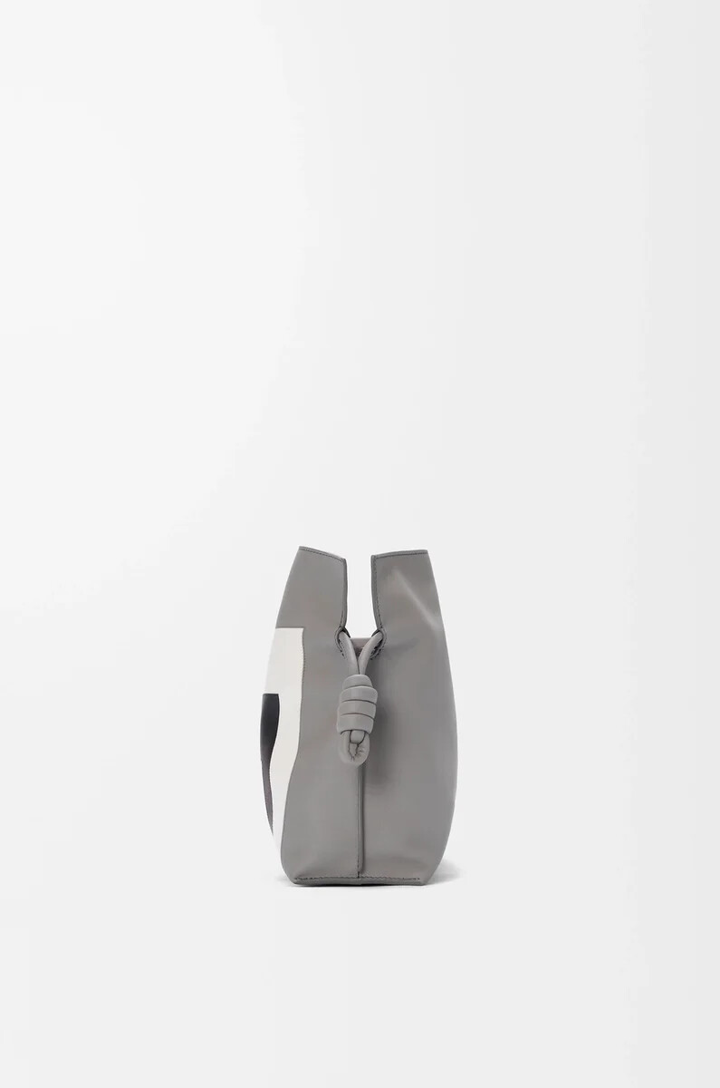 clutch mediano flamenco en piel de becerro napa grisfantasma claro