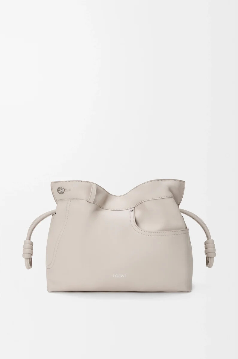 clutch mediano flamenco panta en piel de becerro brillante light ghost