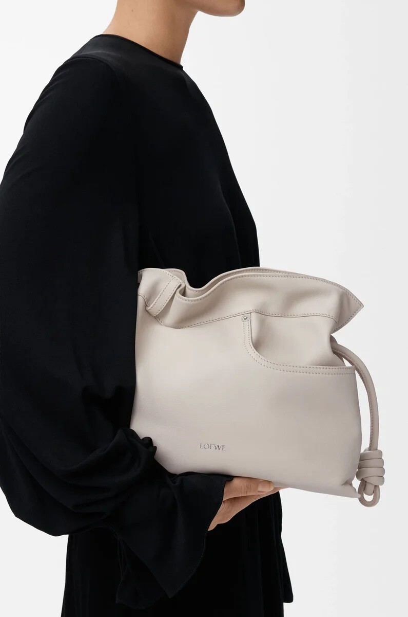 clutch mediano flamenco panta en piel de becerro brillante light ghost