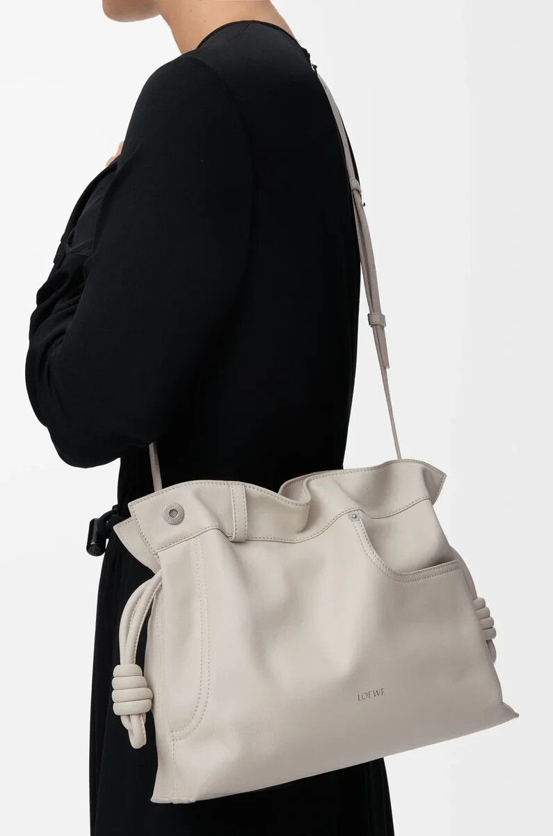 clutch mediano flamenco panta en piel de becerro brillante light ghost