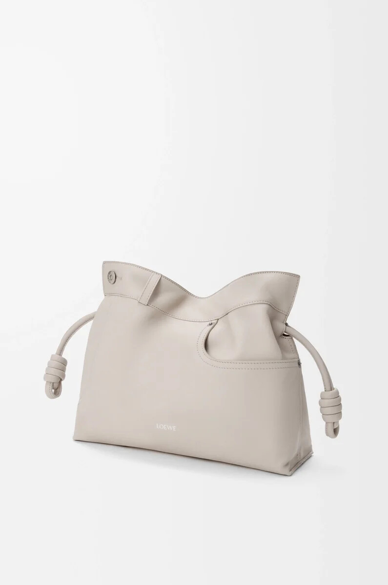 clutch mediano flamenco panta en piel de becerro brillante light ghost