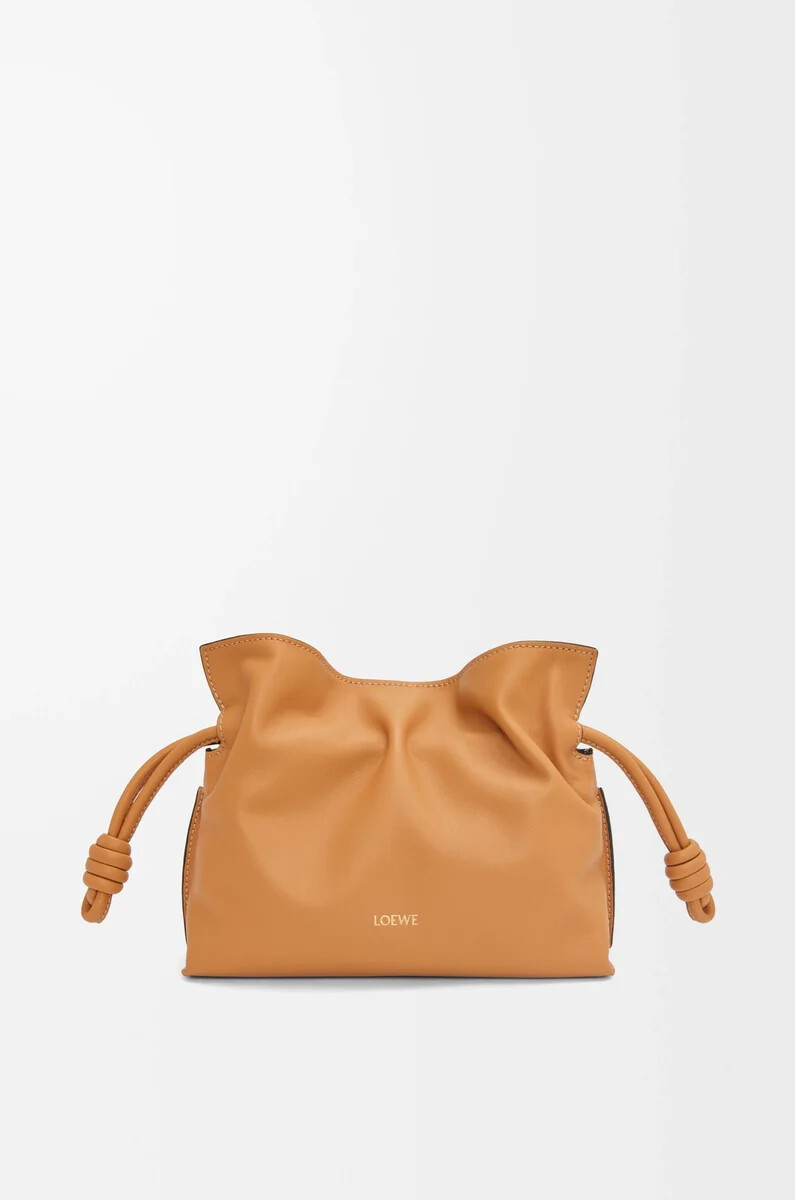 mini clutch flamenco en piel de becerro napa warm desert