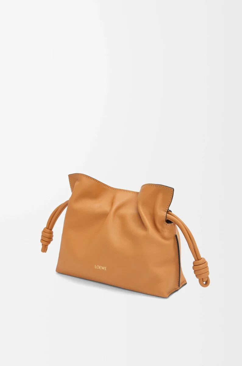 mini clutch flamenco en piel de becerro napa warm desert