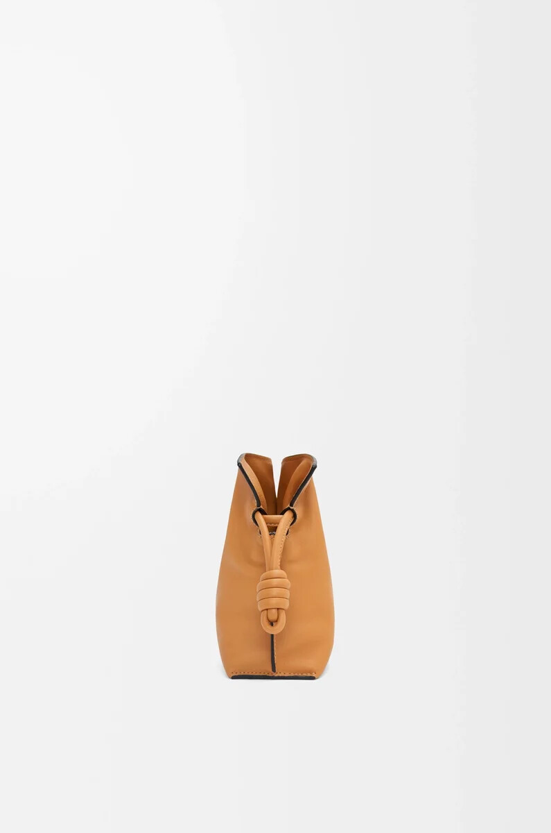 mini clutch flamenco en piel de becerro napa warm desert