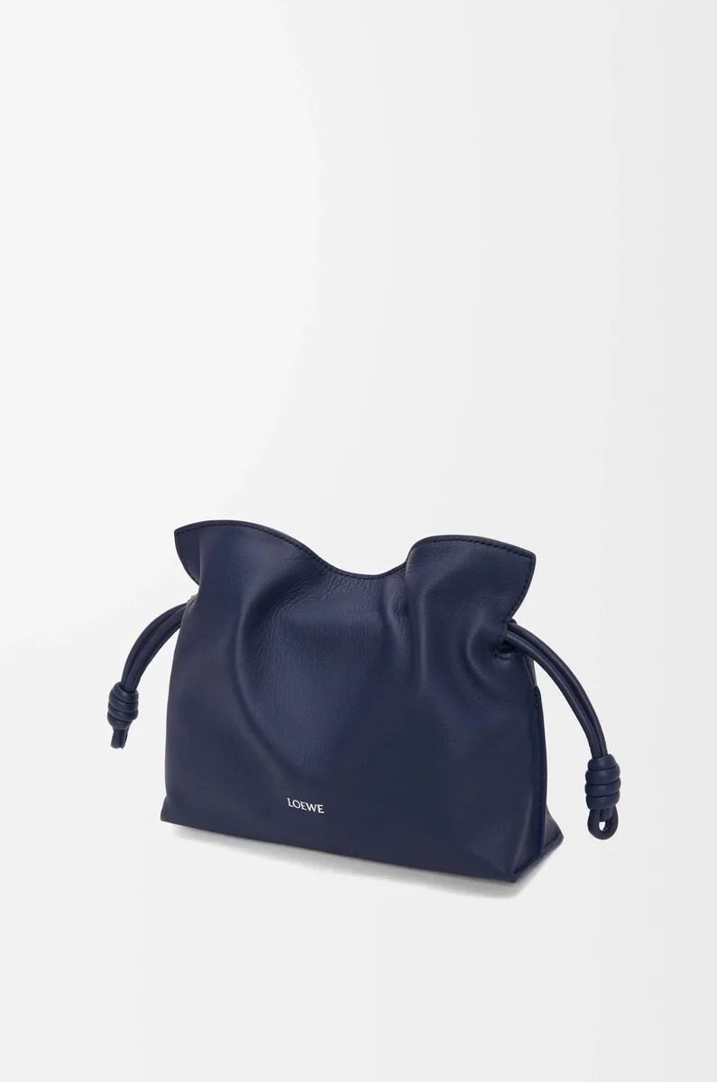 mini clutch flamenco en napa de becerro azul abismo