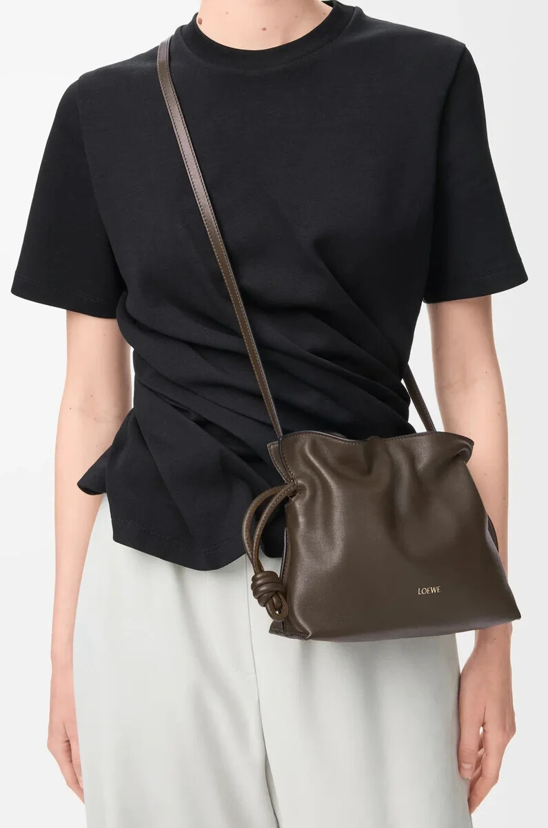 mini clutch flamenco en piel de becerro napa chocolate