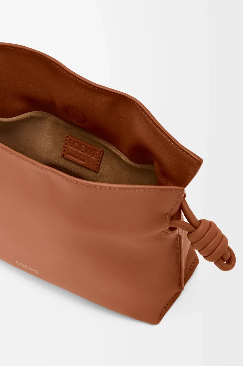mini clutch flamenco en piel de becerro napa ardilla