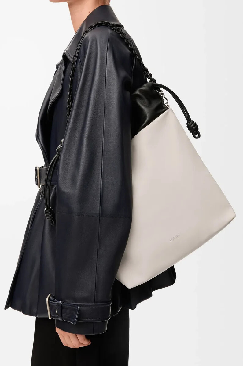 bolso tote flamenco en suave piel de cordero napa color fantasma claronegro