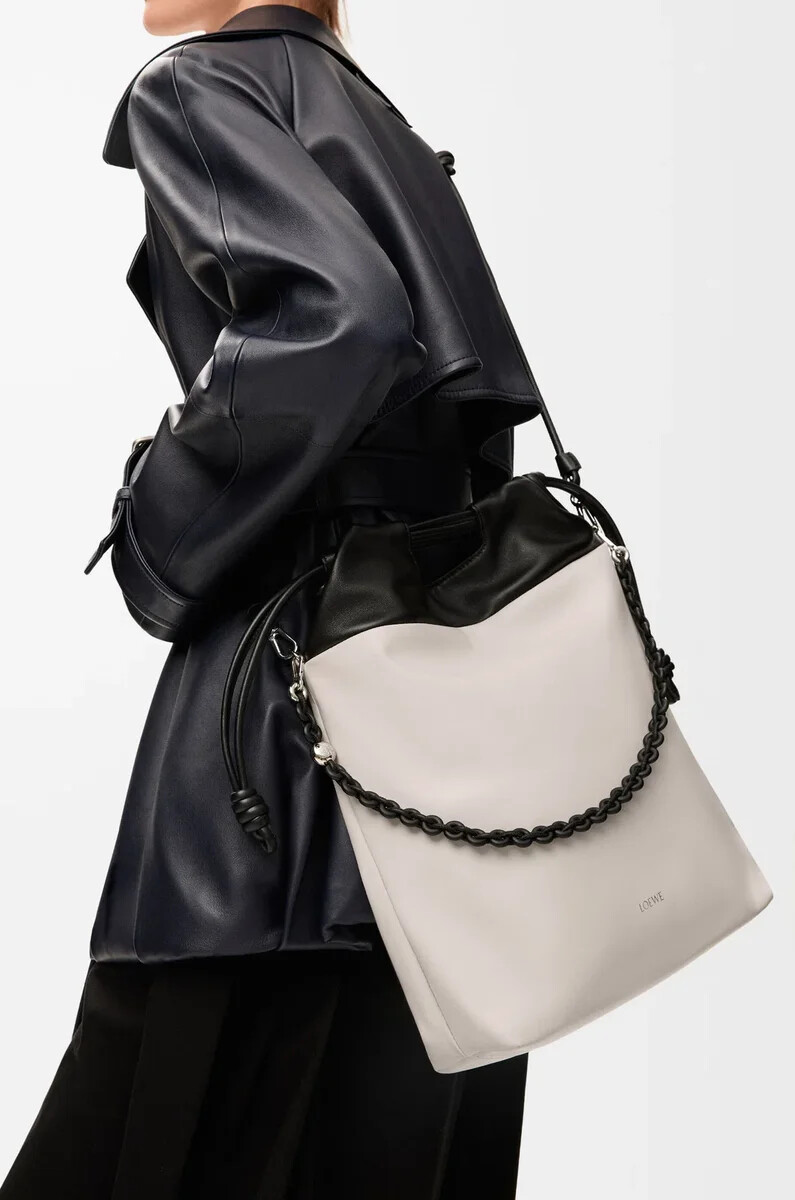bolso tote flamenco en suave piel de cordero napa color fantasma claronegro