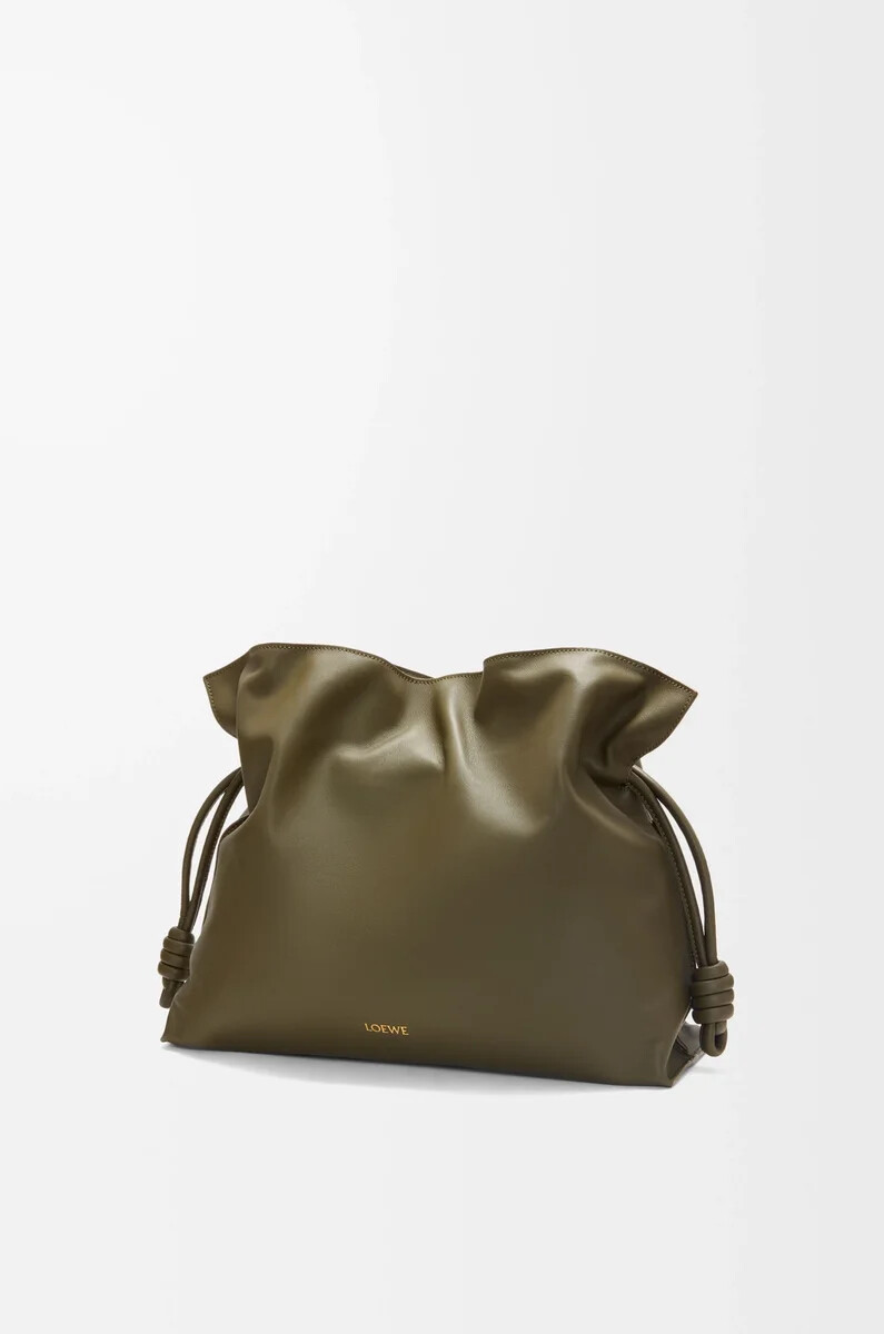 clutch flamenco grande en piel de becerro napa color caqui oscuro