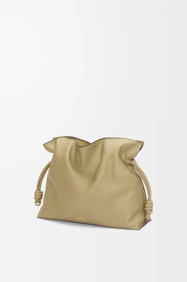 clutch flamenco grande en piel de becerro napa color verde arcilla