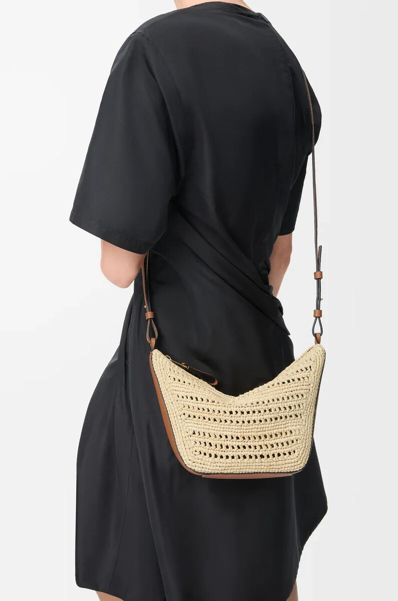 mini hamaca hobo en rafia y piel de becerro color tostadonatural