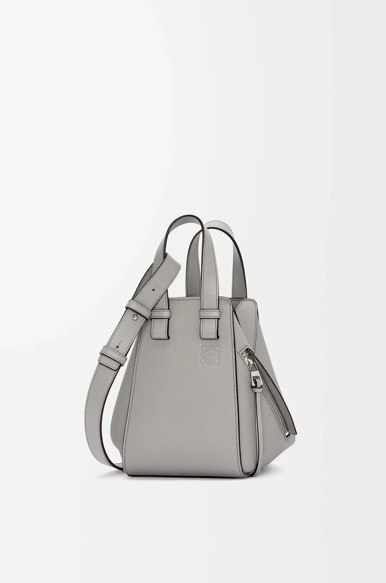 bolsa de hamaca compacta en piel de becerro granulada suave color gris perla