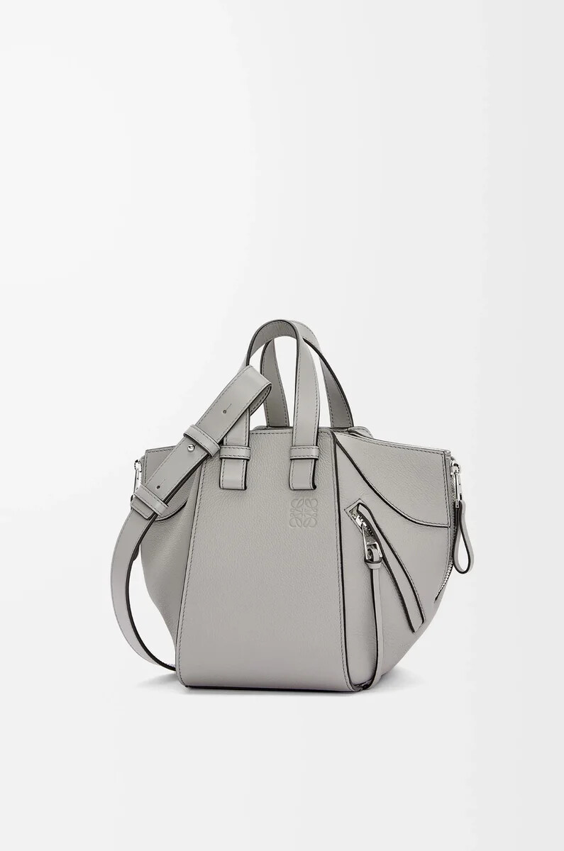 bolsa de hamaca compacta en piel de becerro granulada suave color gris perla