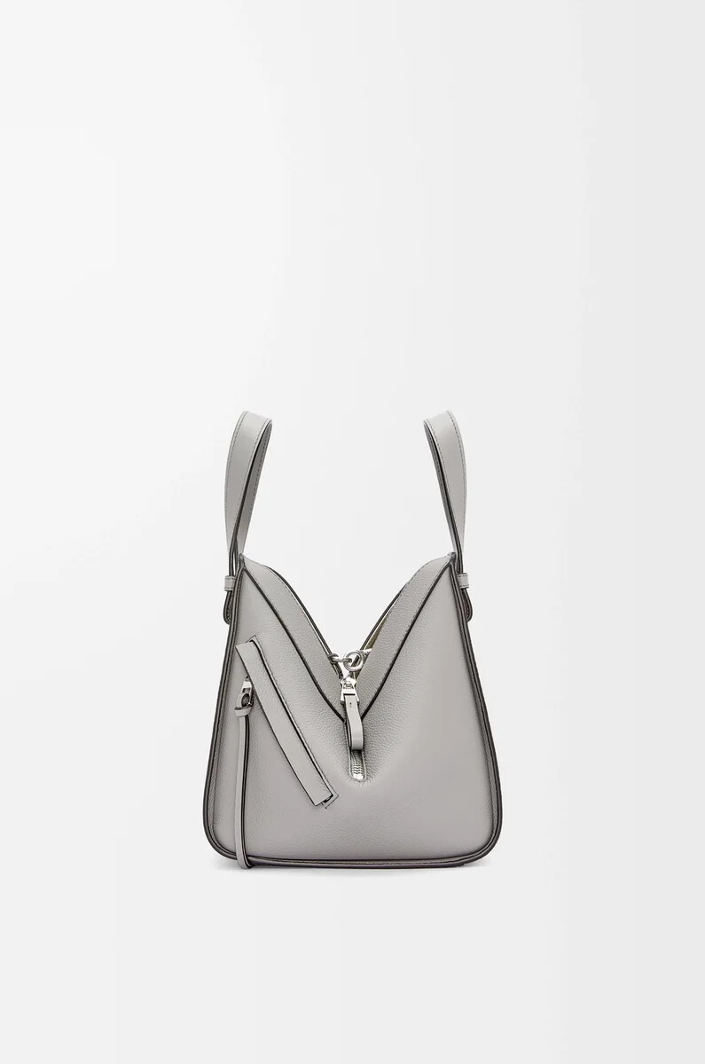 bolsa de hamaca compacta en piel de becerro granulada suave color gris perla