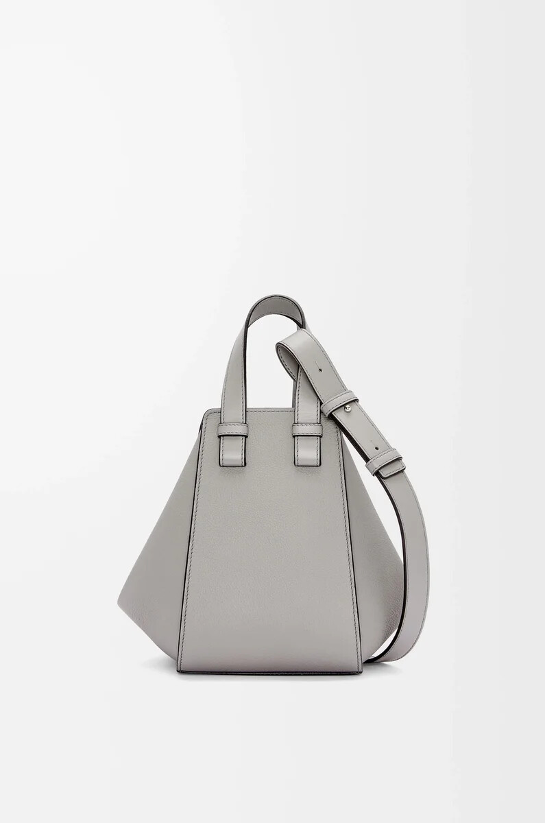 bolsa de hamaca compacta en piel de becerro granulada suave color gris perla