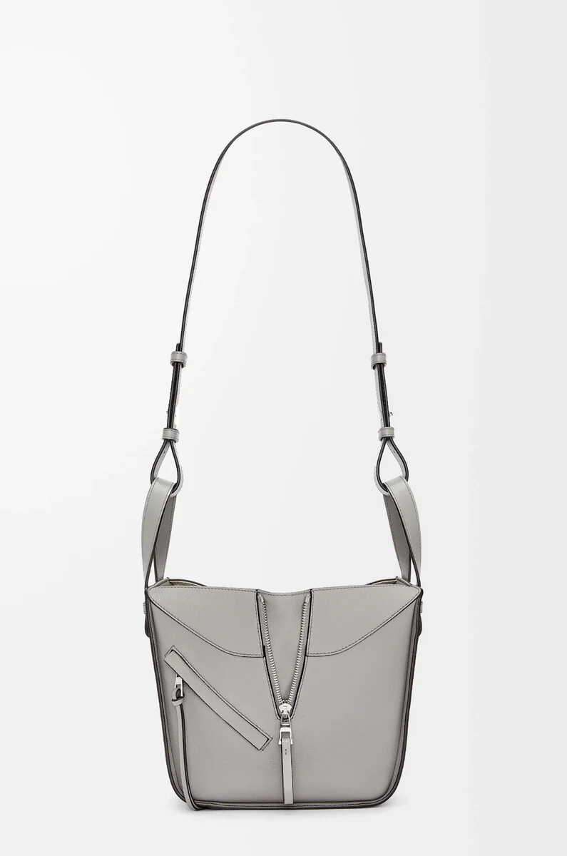 bolsa de hamaca compacta en piel de becerro granulada suave color gris perla