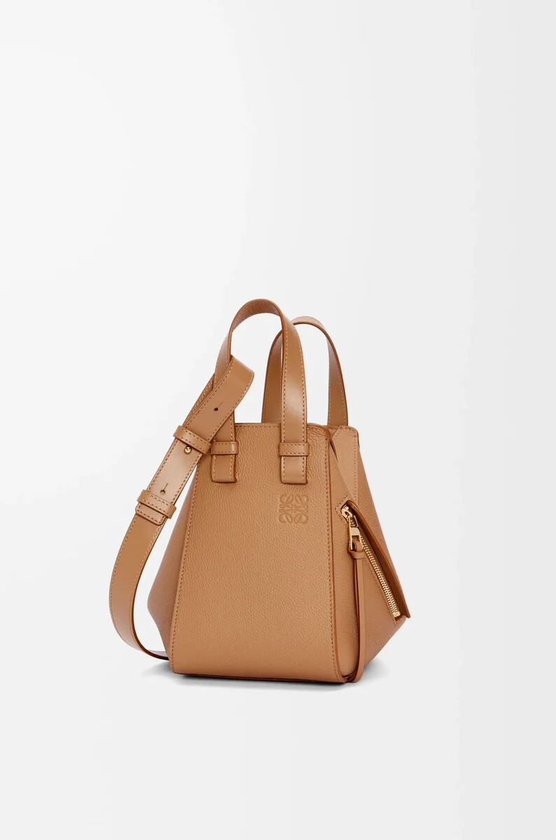 bolsa hamaca compacta en piel de becerro granulada suave color toffee