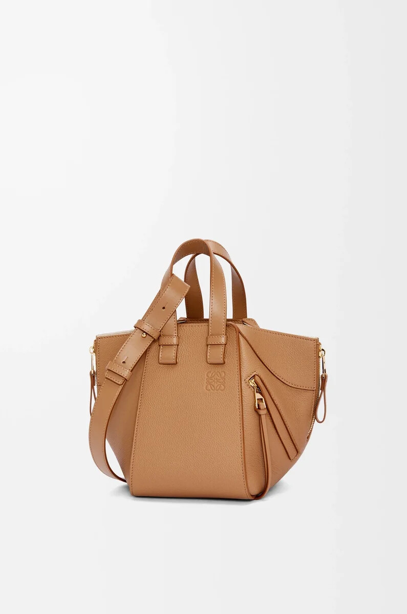 bolsa hamaca compacta en piel de becerro granulada suave color toffee