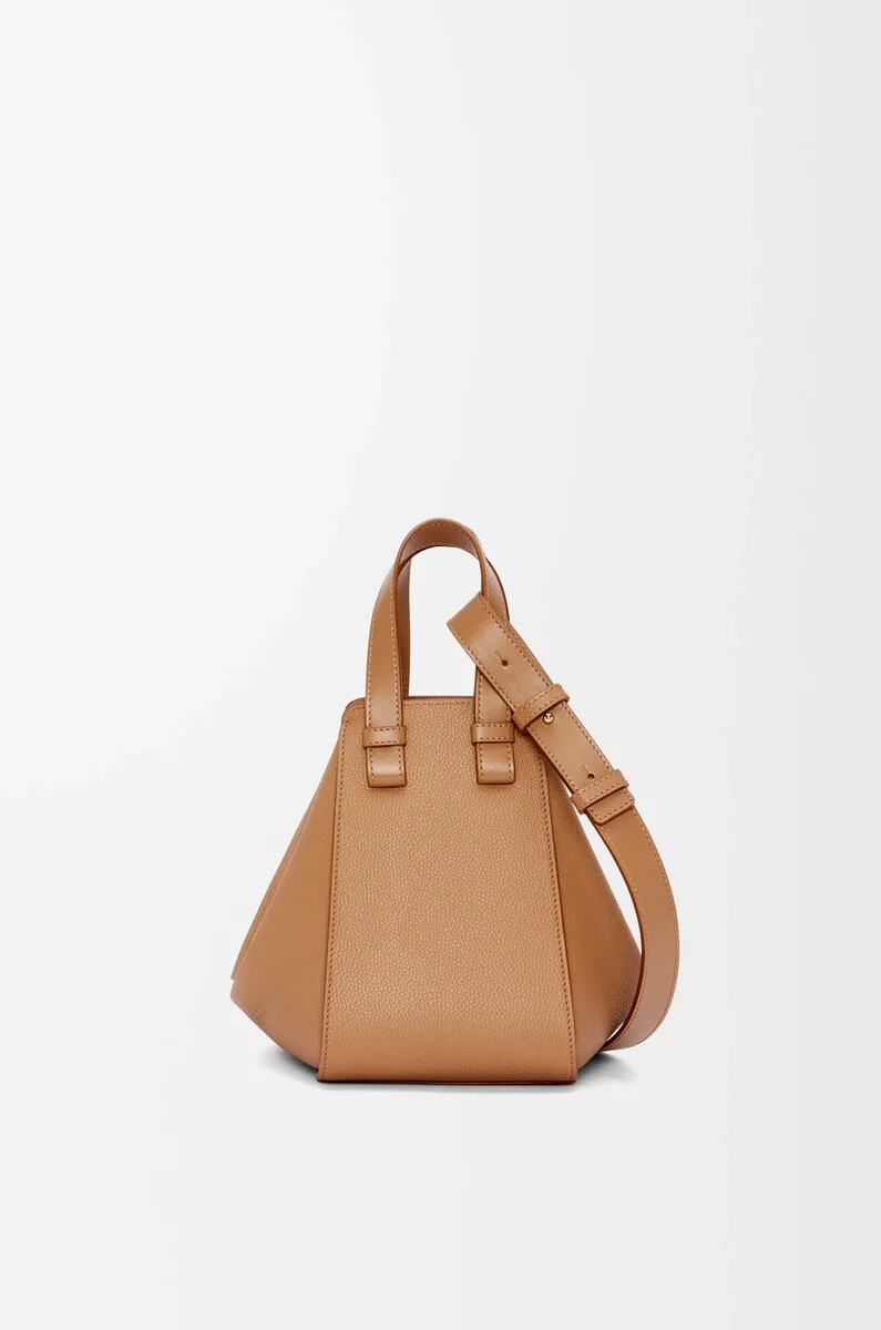 bolsa hamaca compacta en piel de becerro granulada suave color toffee
