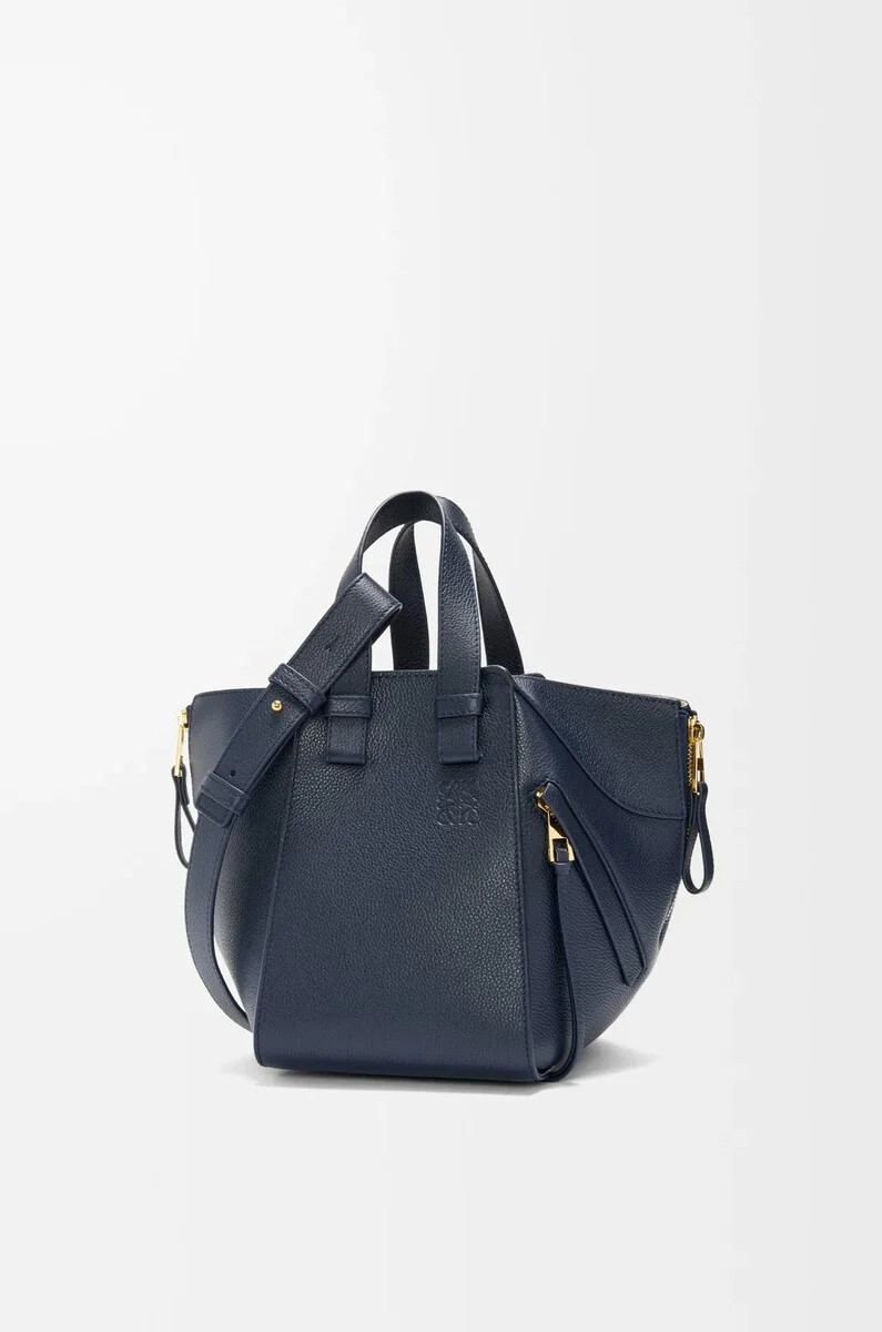 bolsa de hamaca compacta en piel de becerro granulada suave azul marino oscuro
