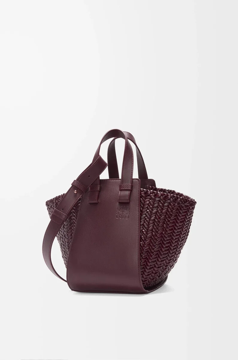 bolsa hamaca compacta de piel de becerro color burdeos oscuro