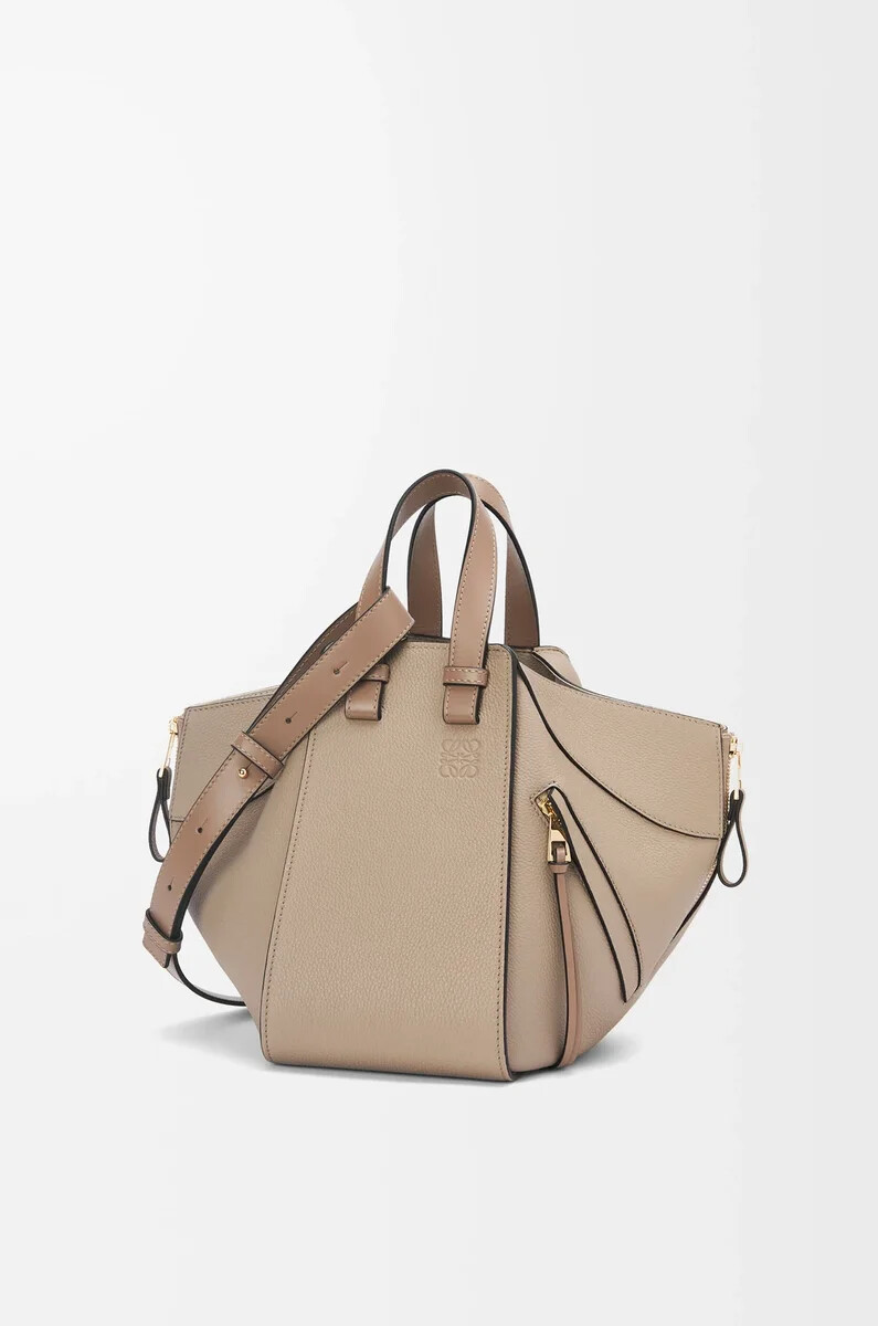 bolsa hamaca pequeña en piel de becerro granulada suave color arena
