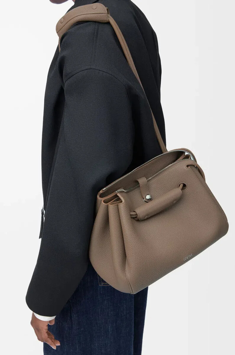 bolso mediano madrid en piel de becerro granulada flexible color topo