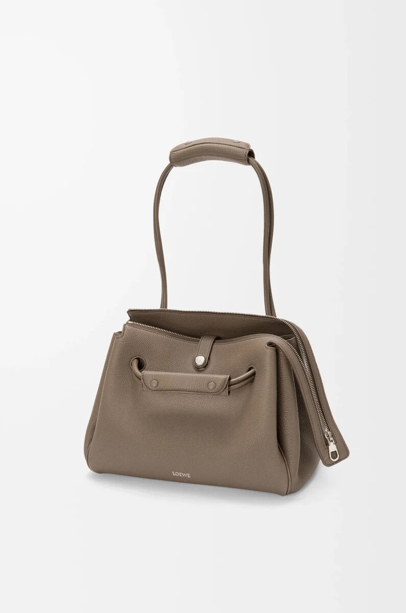 bolso mediano madrid en piel de becerro granulada flexible color topo