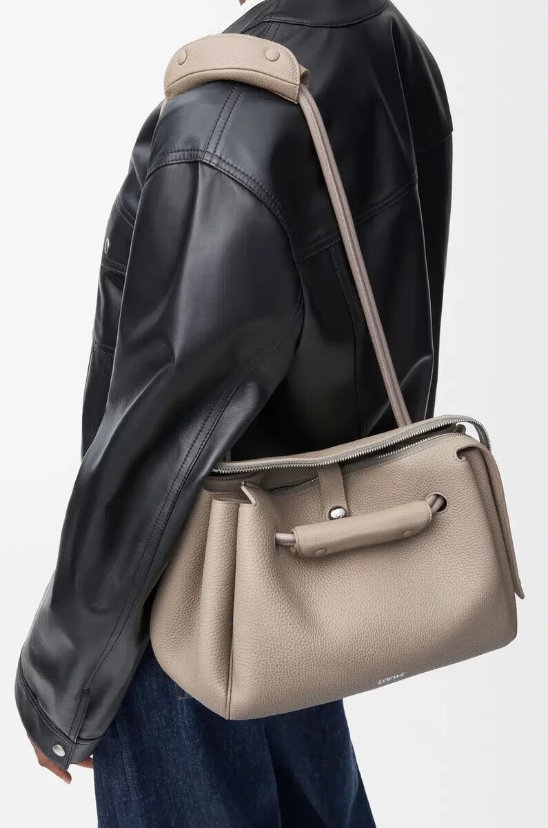 bolso mediano madrid en piel de becerro granulada flexible color arcilla