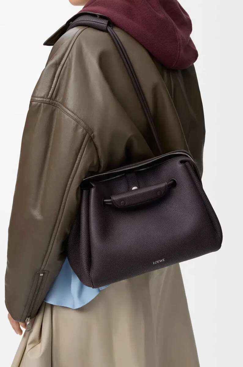 bolso mediano madrid en piel de becerro granulada flexible color ébano oscuro