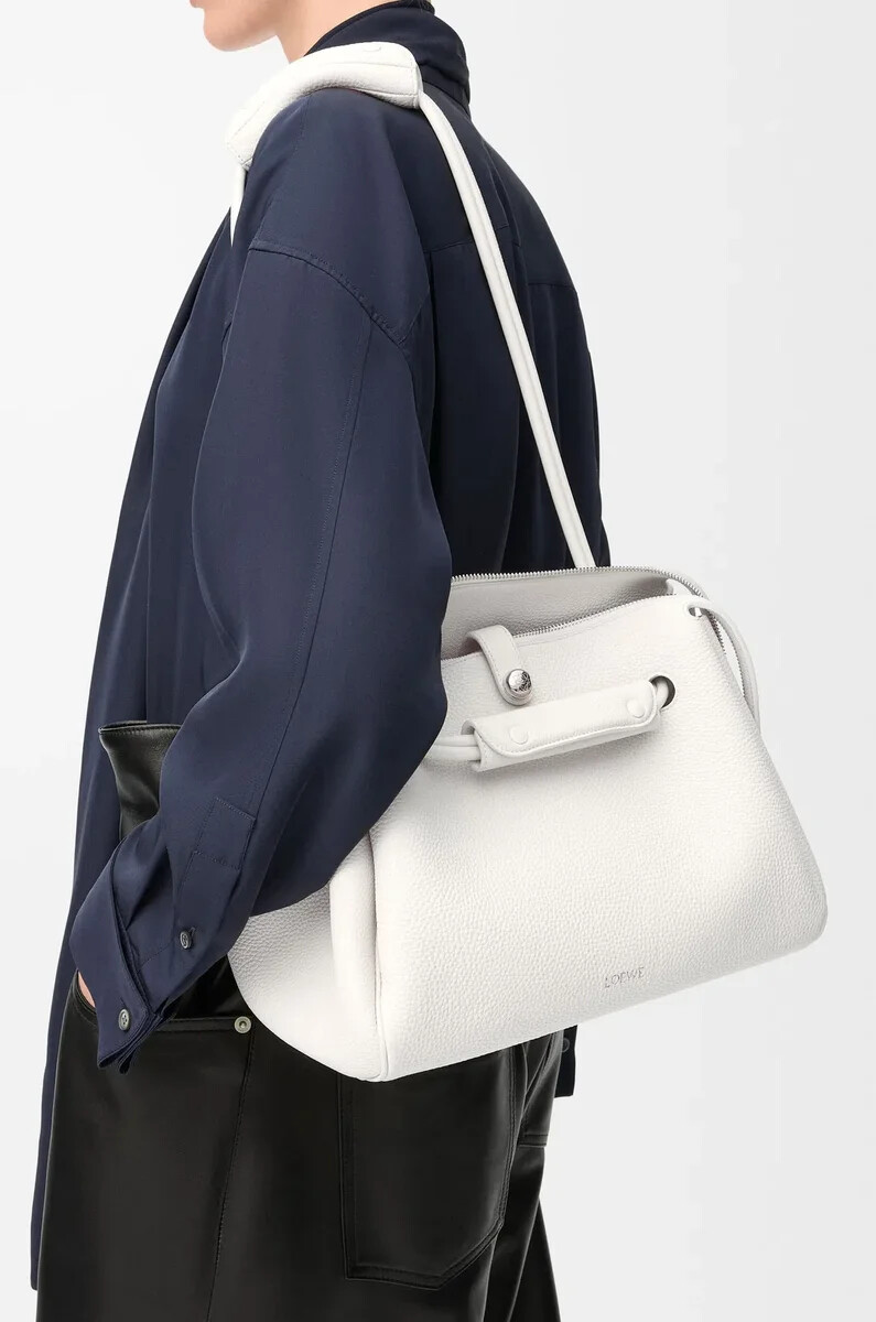 bolso mediano madrid en piel de becerro granulada flexible blanco suave
