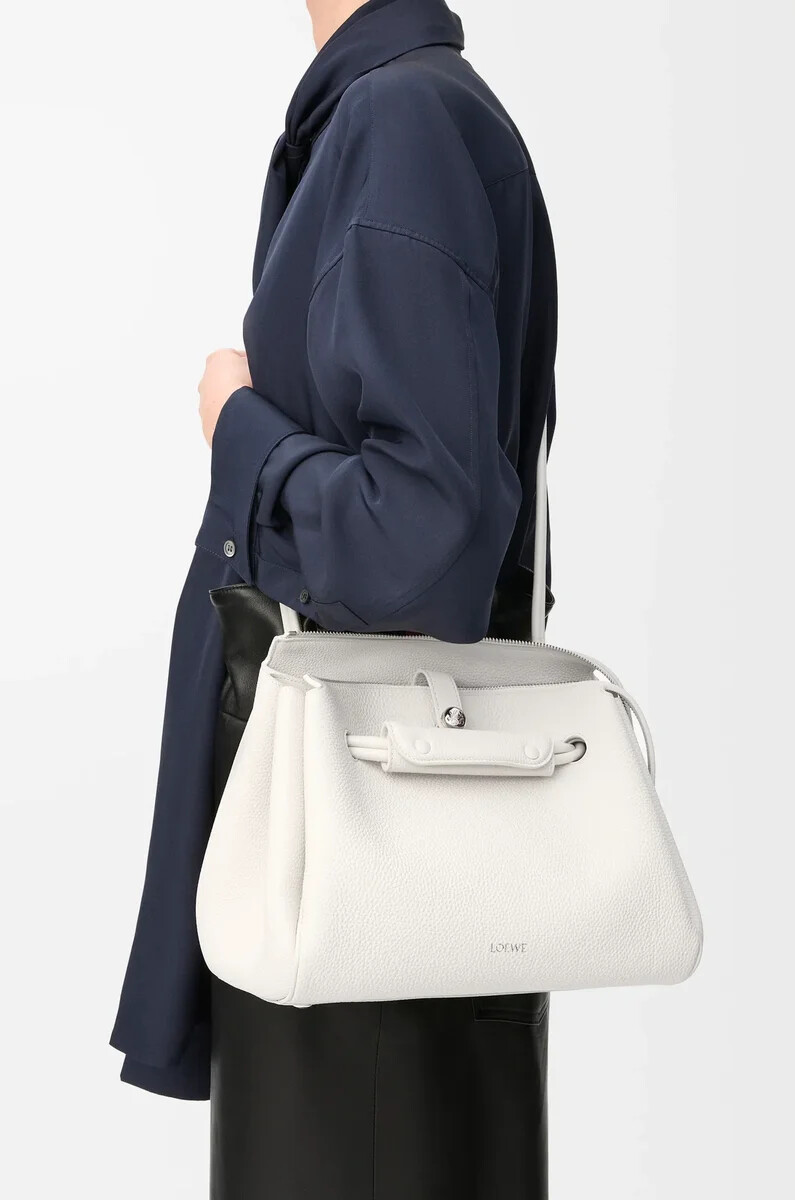 bolso mediano madrid en piel de becerro granulada flexible blanco suave