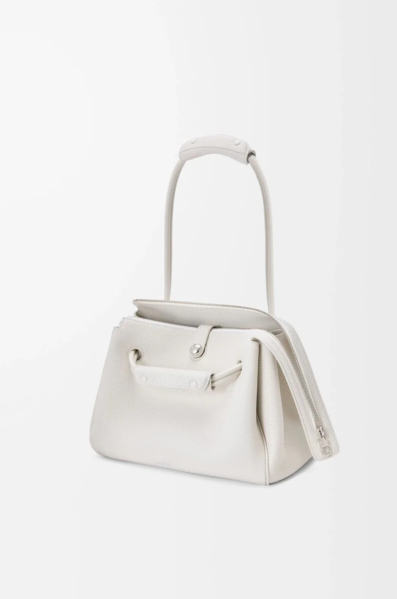 bolso mediano madrid en piel de becerro granulada flexible blanco suave