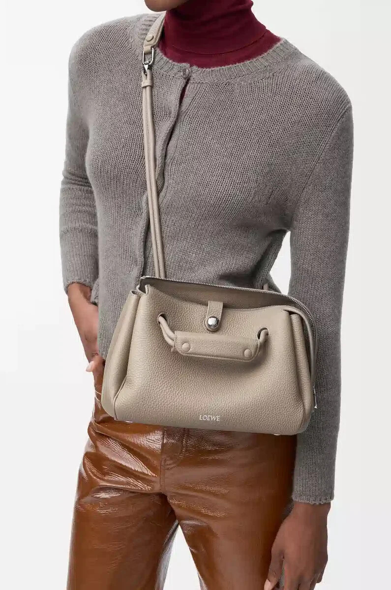 bolso pequeño madrid en piel de becerro granulada flexible color arcilla