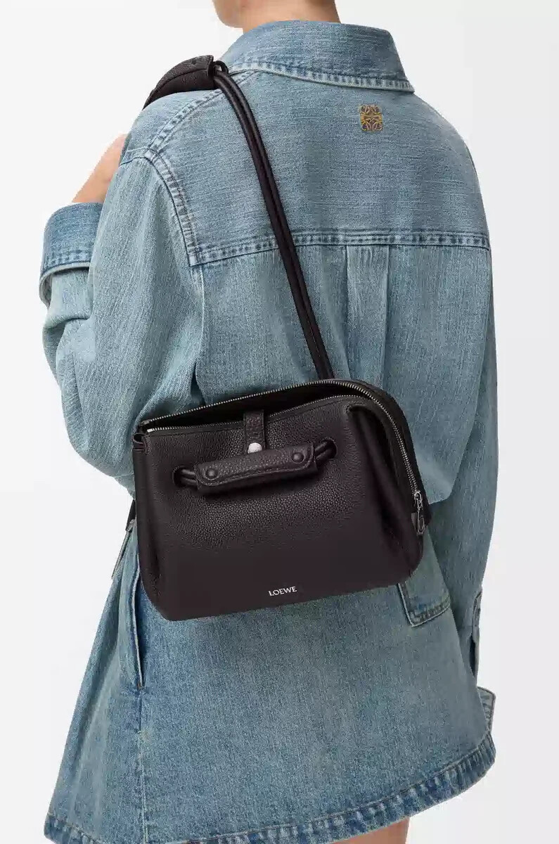 bolso pequeño madrid en piel de becerro granulada flexible color ébano oscuro