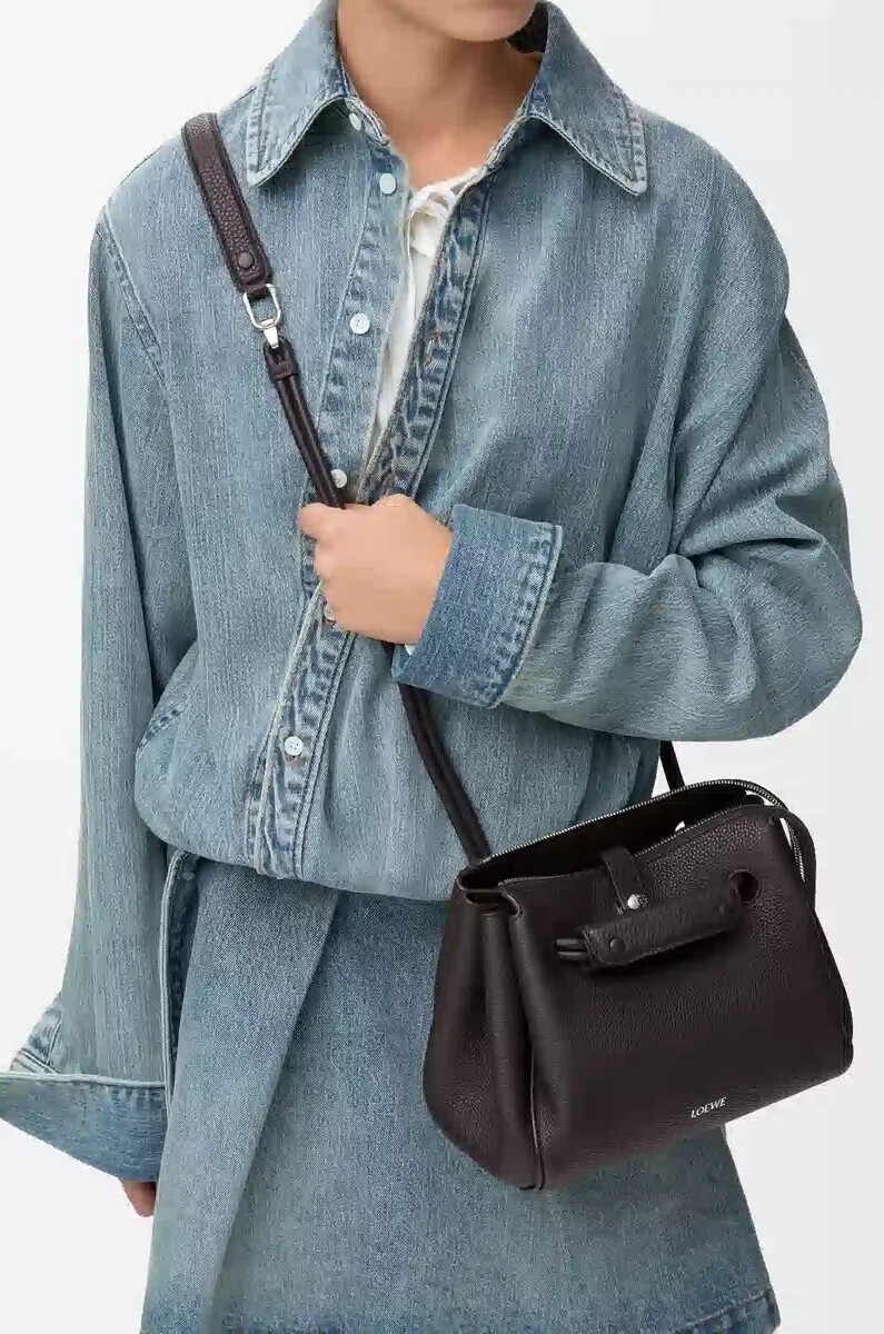 bolso pequeño madrid en piel de becerro granulada flexible color ébano oscuro