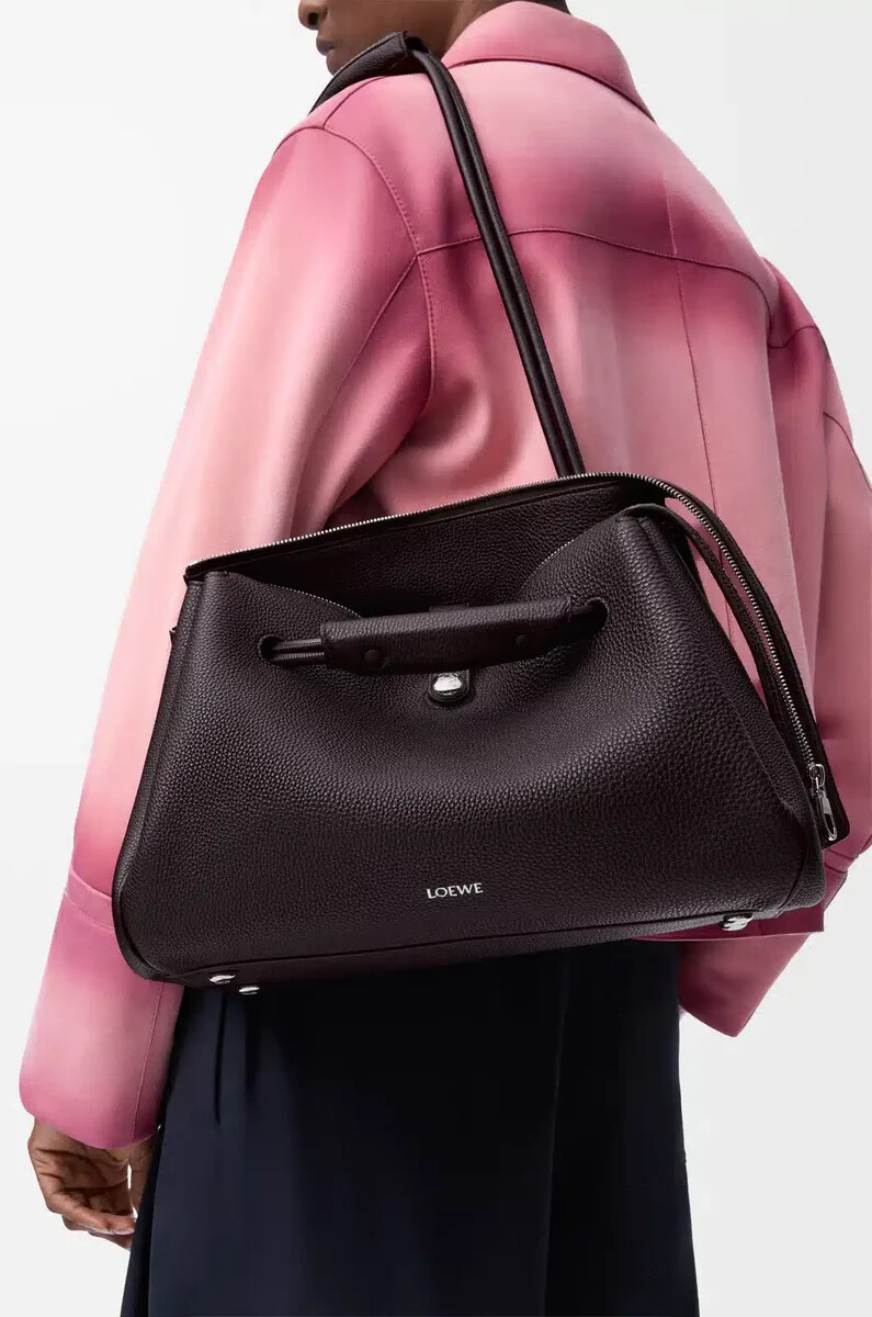 bolso grande madrid en piel de becerro granulada flexible color ébano oscuro