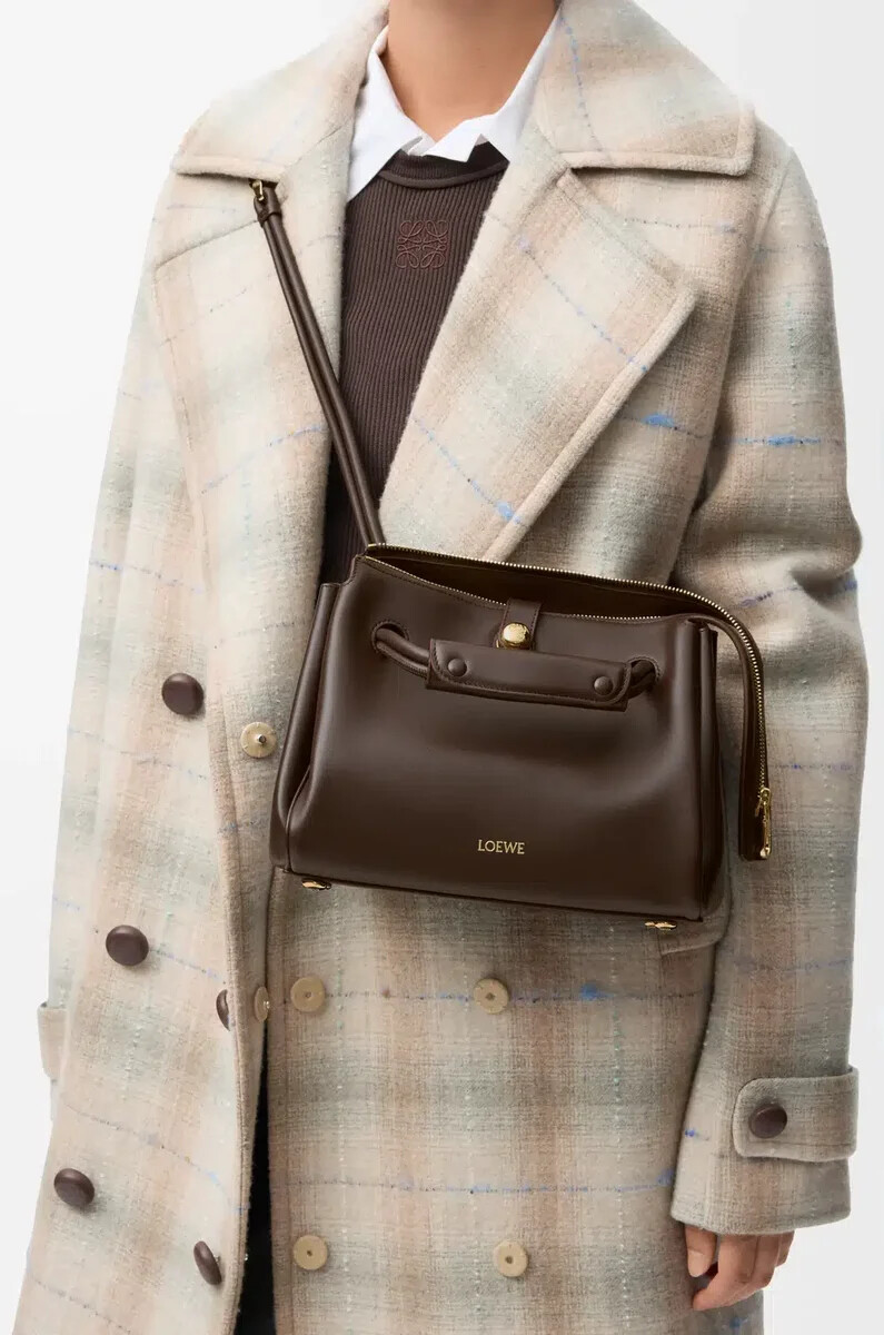 bolso pequeño madrid en piel de becerro flexible color castaño oscuro